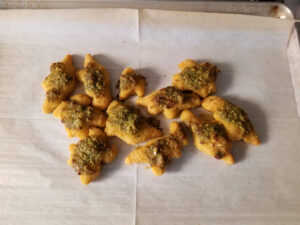 Cooked nuggies with pesto